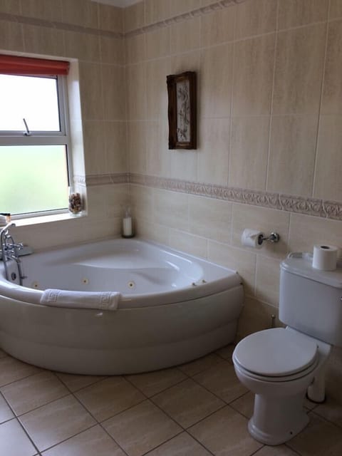 Superior Triple Room | Bathroom | Free toiletries, hair dryer, towels