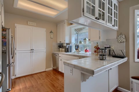 Fully Equipped Kitchen with lots of light!