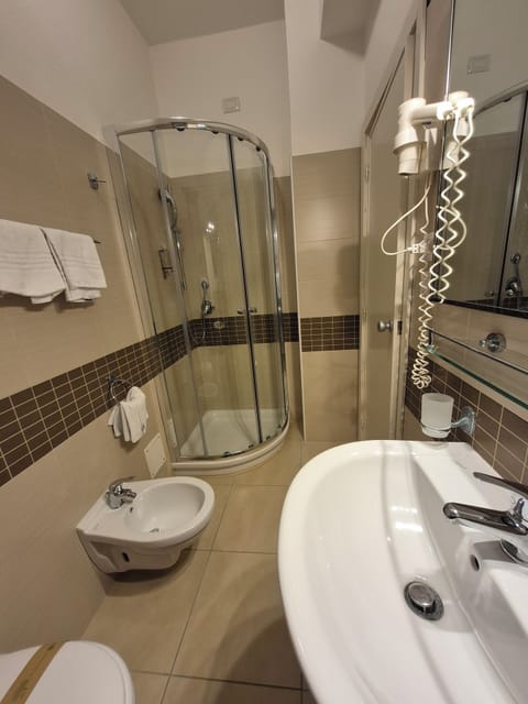 Standard Double Room  Ground Floor | Bathroom | Shower, free toiletries, hair dryer, bidet