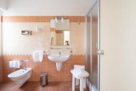 Quadruple Room Sea/Pool View | Bathroom | Shower, free toiletries, hair dryer, bidet