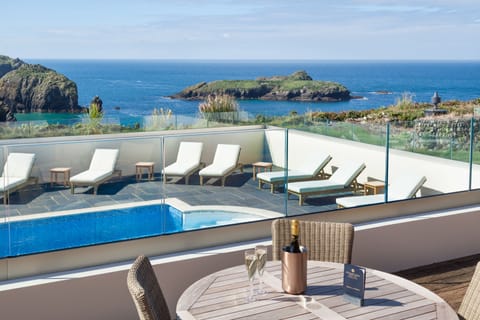 Couples treatment rooms, sauna, hot tub, steam room, body treatments