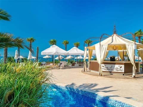 2 bars/lounges, poolside bar