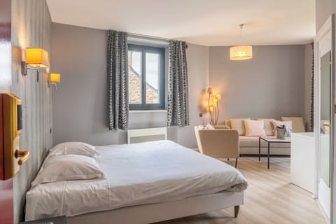 Junior Suite | In-room safe, desk, soundproofing, free WiFi