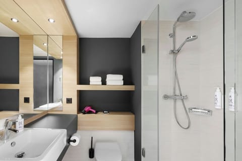 Room, 2 Twin Beds | Bathroom | Shower, free toiletries, hair dryer, towels