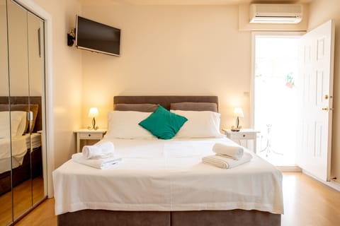 Apartment, 1 Bedroom | Iron/ironing board, free cribs/infant beds, free WiFi, bed sheets