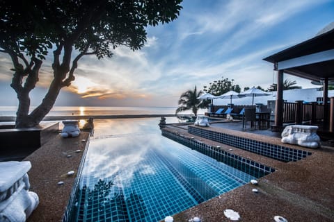 2 outdoor pools, free cabanas, pool umbrellas