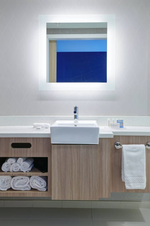 Hydromassage showerhead, free toiletries, hair dryer, towels