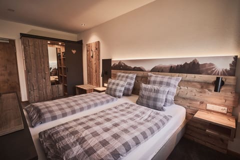 Deluxe Room | Hypo-allergenic bedding, in-room safe, desk, blackout drapes