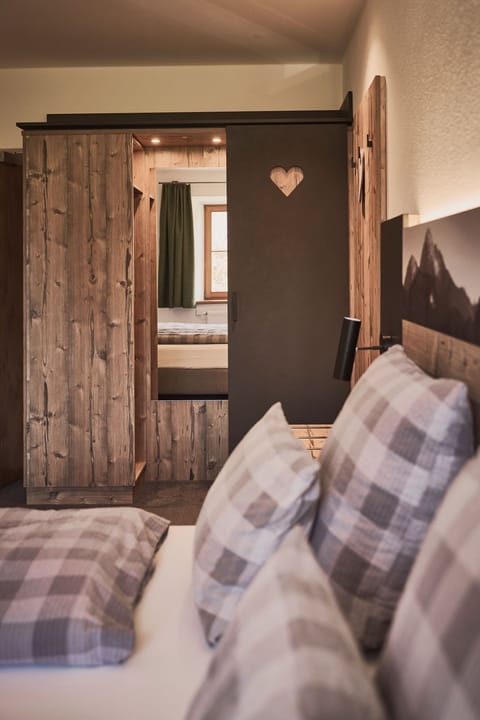 Deluxe Room | Hypo-allergenic bedding, in-room safe, desk, blackout drapes