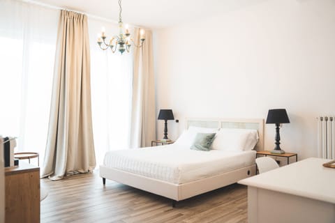 Deluxe Room | Minibar, in-room safe, desk, blackout drapes