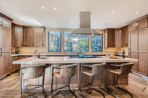 Seating for four at breakfast bar