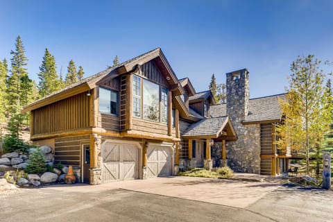 Lovely mountain setting on large lot