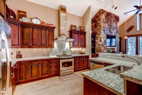 Large kitchen with everything you need.