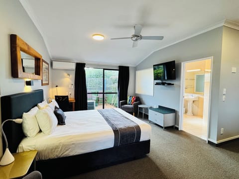 King Studio | Premium bedding, individually decorated, individually furnished
