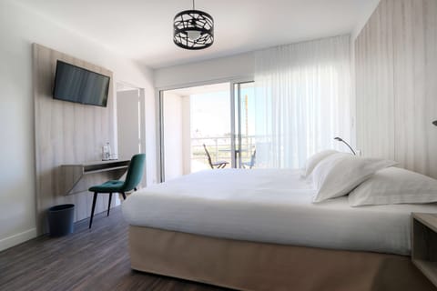 Family Suite, Multiple Beds, Non Smoking | In-room safe, desk, free WiFi, bed sheets