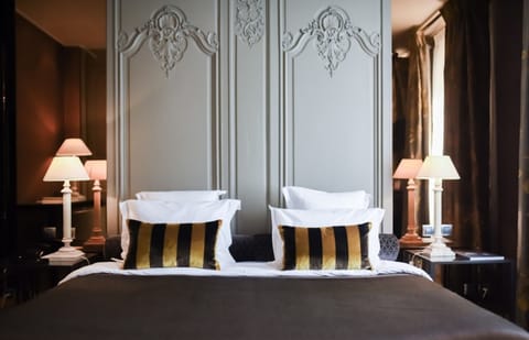 Deluxe Suite, Courtyard View | 1 bedroom, premium bedding, minibar, in-room safe