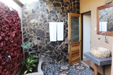 Comfort Double or Twin Room, Garden View | Bathroom | Shower, rainfall showerhead, free toiletries, bidet