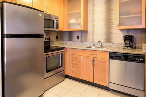 Full-size fridge, microwave, stovetop, dishwasher