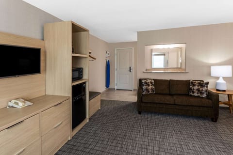 Studio Suite, 1 King Bed, Non Smoking | In-room safe, desk, blackout drapes, iron/ironing board