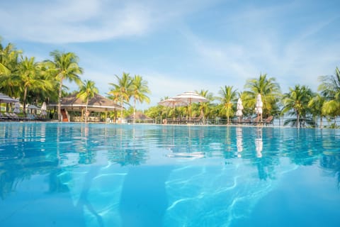 4 outdoor pools, pool umbrellas, sun loungers