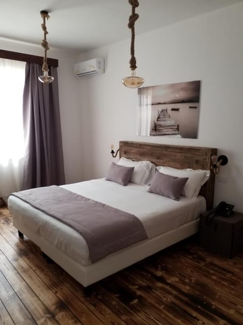 Hypo-allergenic bedding, minibar, in-room safe, desk