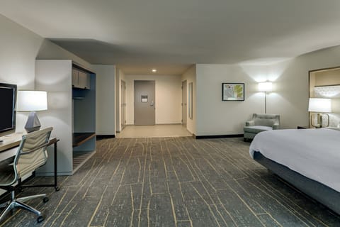 Standard Room, 1 King Bed, Accessible (Communications, Accessible Tub) | In-room safe, desk, blackout drapes, iron/ironing board