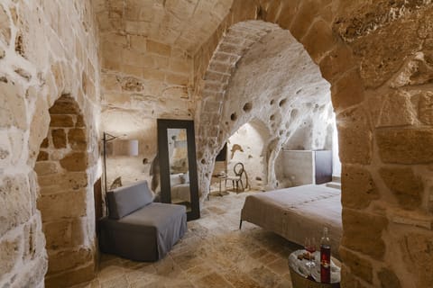 Suite Grand with jacuzzi | Egyptian cotton sheets, premium bedding, in-room safe