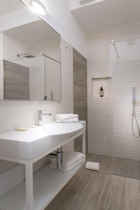 Shower, rainfall showerhead, free toiletries, hair dryer