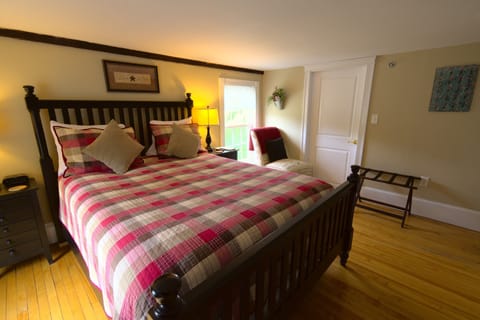 Sunapee Room | Premium bedding, iron/ironing board, free WiFi, bed sheets
