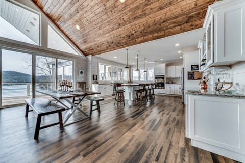 Dining table and dining at the island