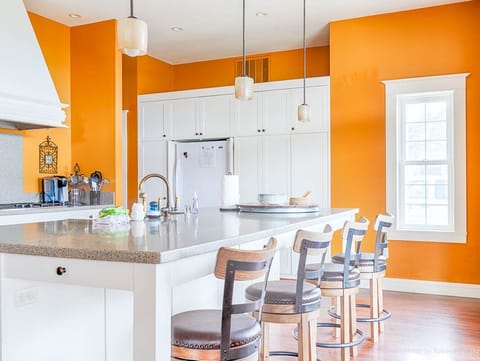 Kitchen - 4 chairs for extra seating at the kitchen island