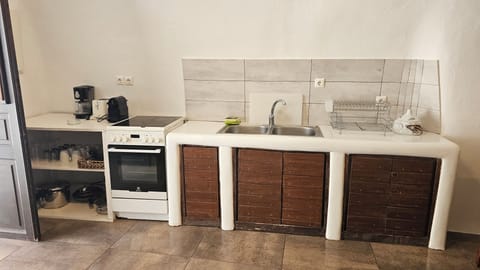 House | Private kitchen | Fridge, microwave, electric kettle, cookware/dishes/utensils