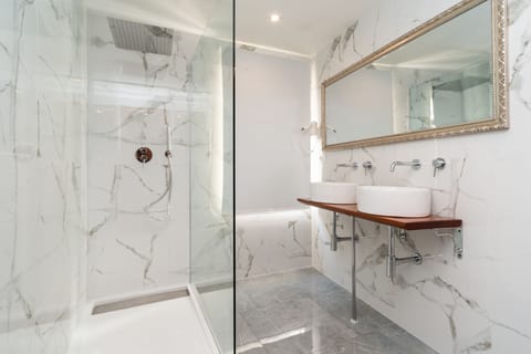 Shower, rainfall showerhead, free toiletries, hair dryer