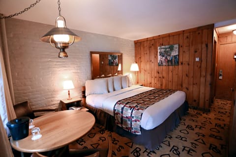 Standard Room, 1 King Bed | Premium bedding, pillowtop beds, desk, blackout drapes