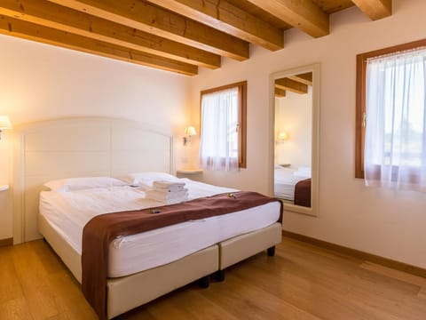 Desk, laptop workspace, free cribs/infant beds, WiFi