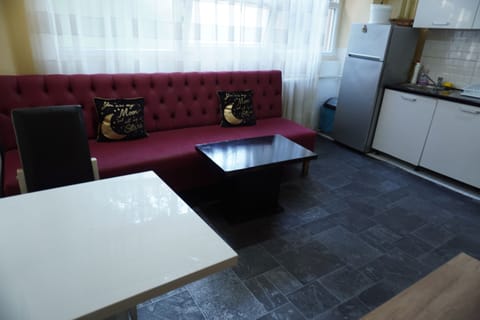 Fridge, coffee/tea maker, electric kettle, blender