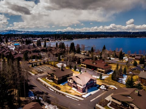 Just steps from Payette Lake and downtown McCall, The Bear Den at Payette Lake will not disappoint