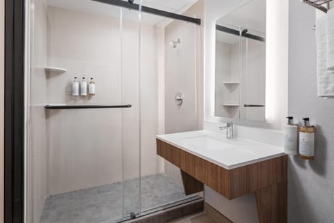 Standard Room, 1 Queen Bed, Non Smoking, Refrigerator | Bathroom | Combined shower/tub, hair dryer, towels