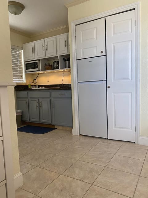 Full-service mini-kitchen !just updated now with the bigger fridge & freezer