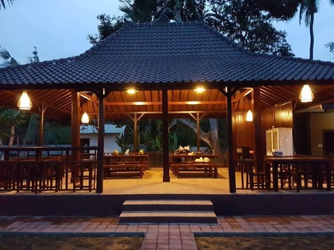 Breakfast, lunch and dinner served