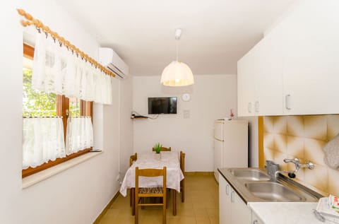 Apartment (A1) | Private kitchen | Fridge, oven, stovetop, electric kettle