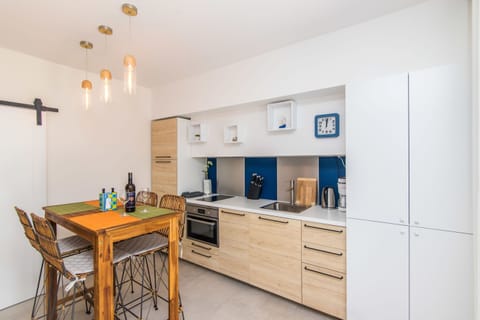 Apartment (A1) | Private kitchen | Fridge, microwave, oven, stovetop