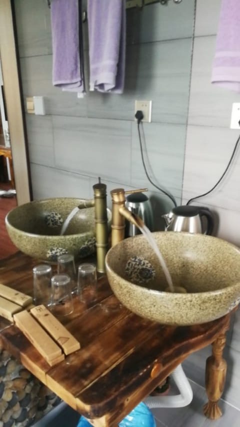 Standard Twin Room | Bathroom sink