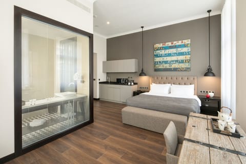 Junior Suite | Private kitchenette | Fridge, coffee/tea maker