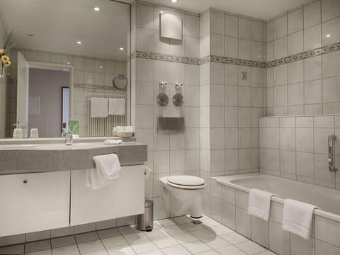 Double Room | Bathroom | Free toiletries, hair dryer, towels