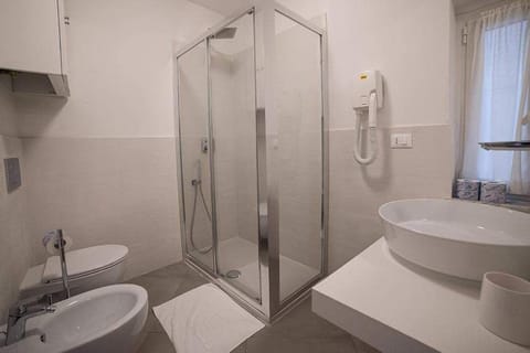 Double Room | Bathroom | Shower, towels