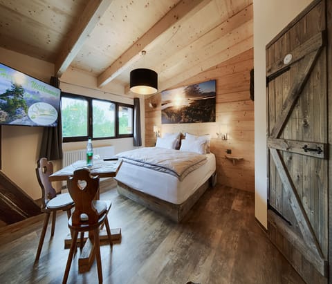 Double Room (Zimmer 180) | In-room safe, individually decorated, desk, blackout drapes