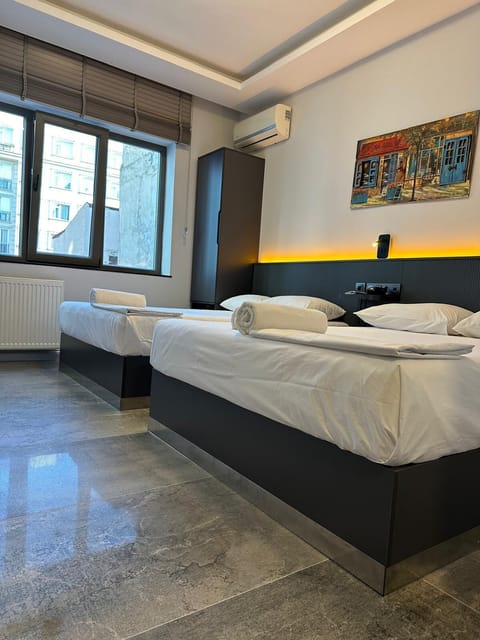 Premium bedding, minibar, desk, free WiFi