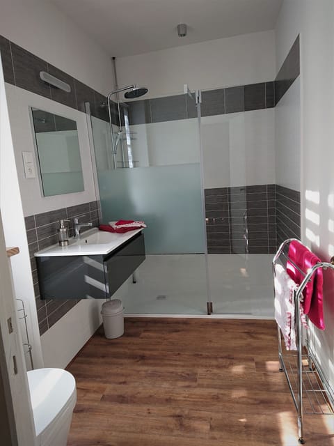 Comfort Double Room (Le Herisson) | Bathroom | Eco-friendly toiletries, towels