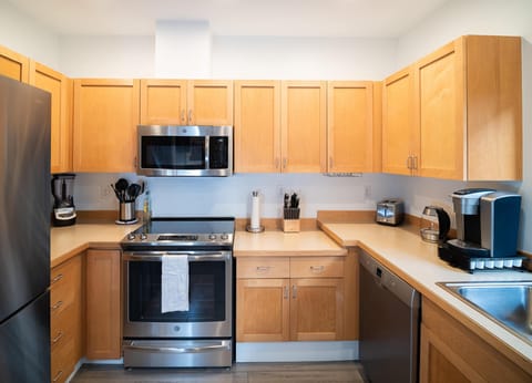 Well stocked kitchen for amateur cooks and seasoned chefs
